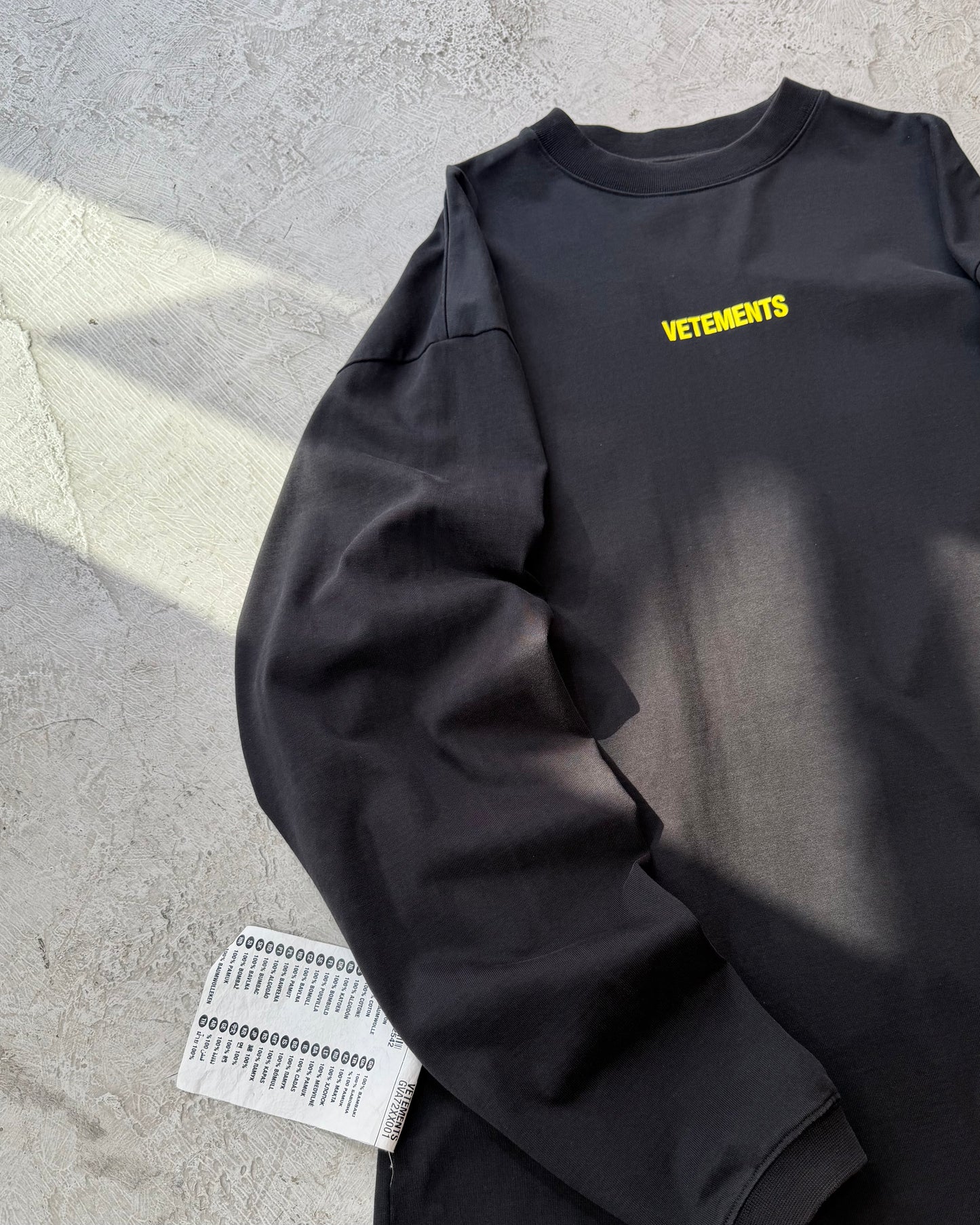 VETEMENTS Logo Level L/S tee