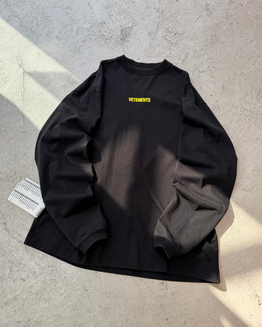 VETEMENTS Logo Level L/S tee